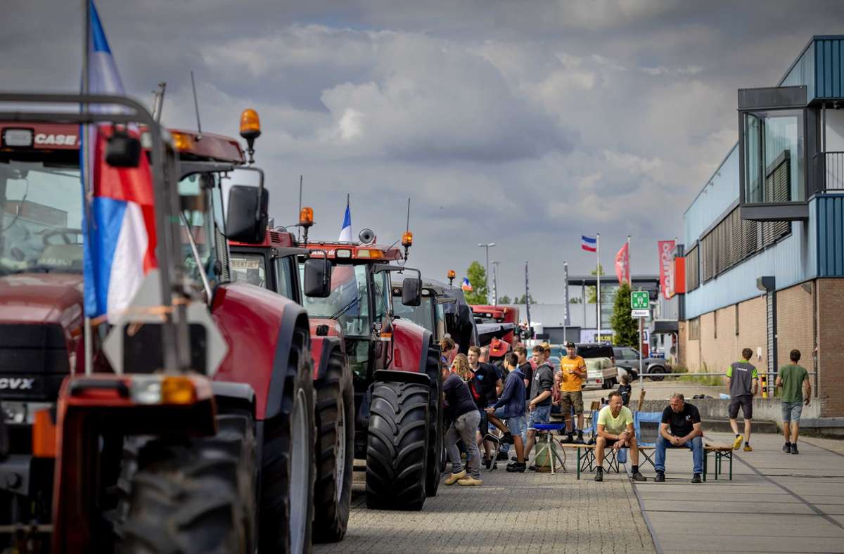 Die Bauernproteste im Nachbarland gehen weiter. Foto: dpa/Robin Van Lonkhuijsen