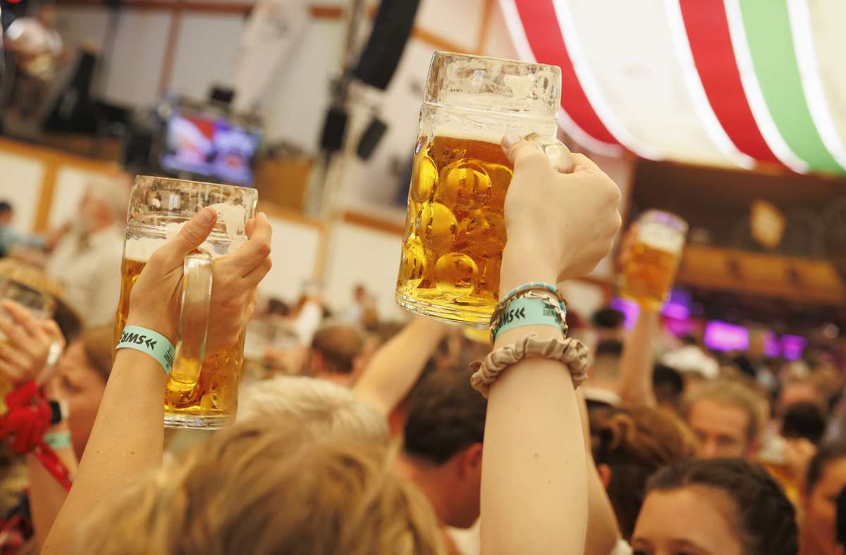 Maß Bier so teuer wie nie: Hier können  Besucher auf dem Cannstatter Volksfest Geld sparen