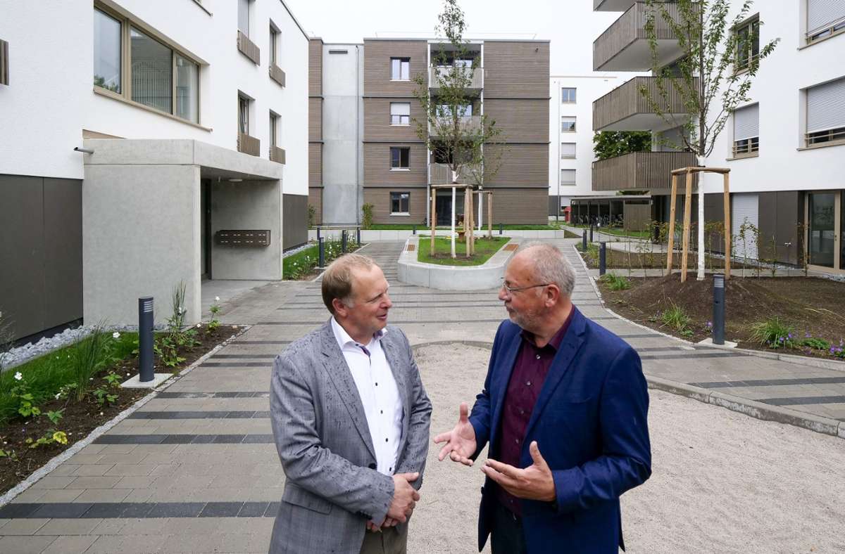 Setzen seit 2016 nicht mehr auf fossile Energien: Achim Eckstein (li.) und Andreas Veit von der Wohnungsbaugesellschaft in Ludwigsburg – hier in Grünbühl.