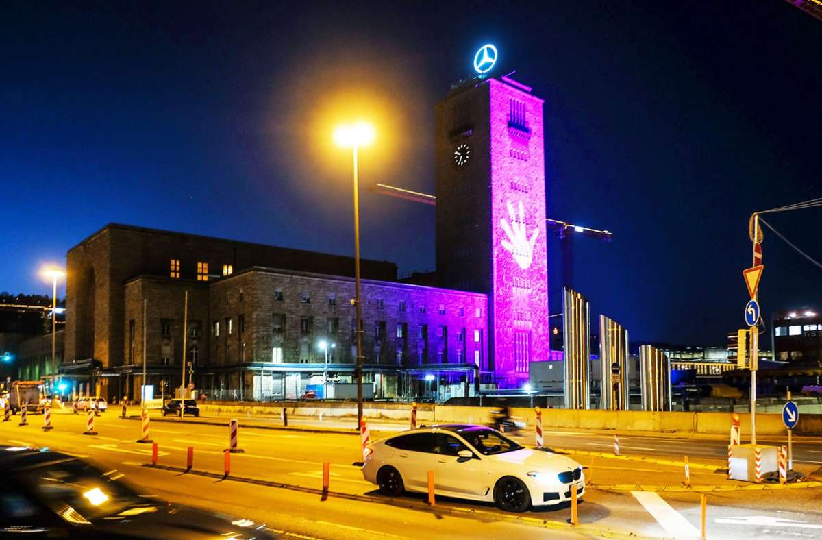 Lila erleuchtet: Das Lichtspektakel am Stuttgarter Bahnhofsturm soll eine Botschaft transportieren.