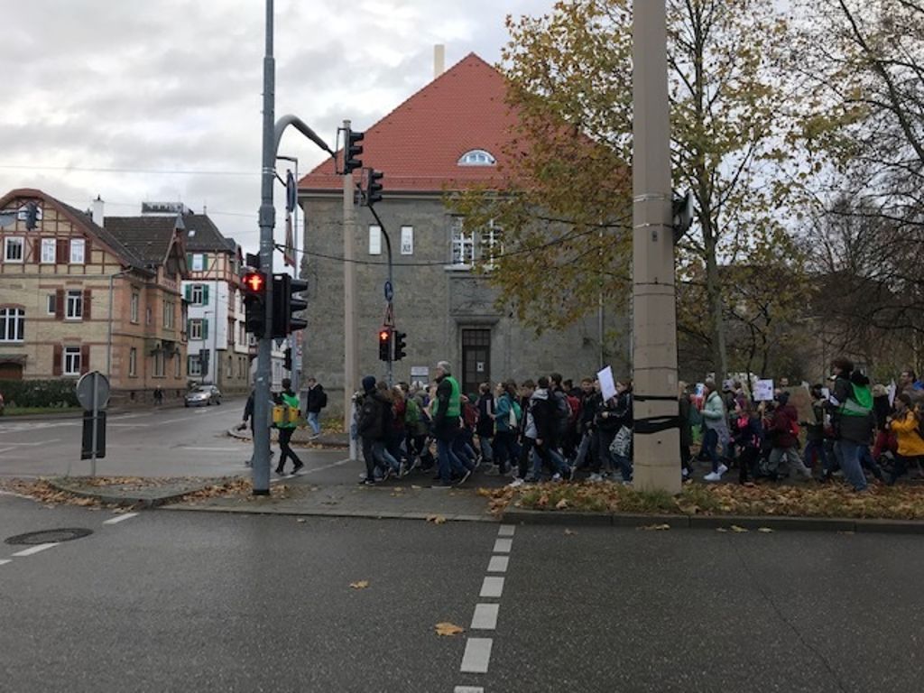 29.11.19 Auch heute zogen wieder vor allem Jugendliche durch Esslingen, um für eine Klimawende zu demonstrieren.