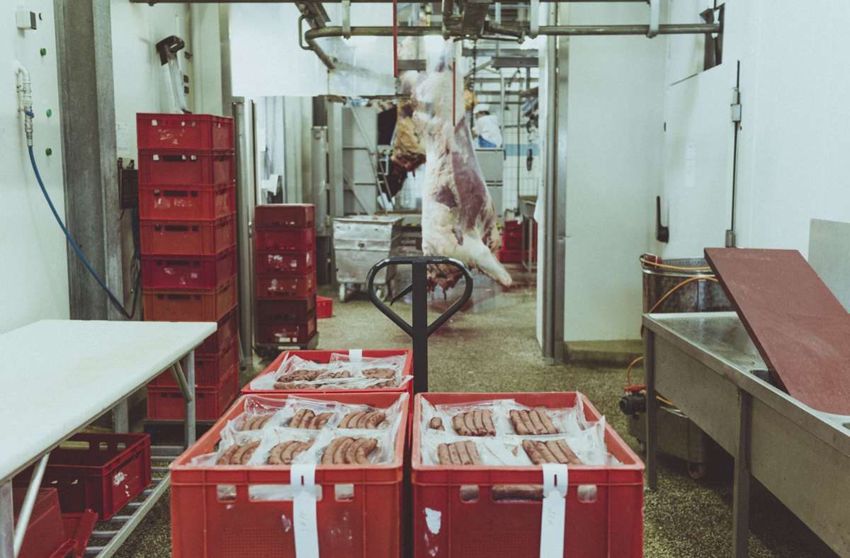 Der Schlachthof kooperiert mit der Firma Fairfleisch, die das Rind zerlegt, verpackt und vermarktet.