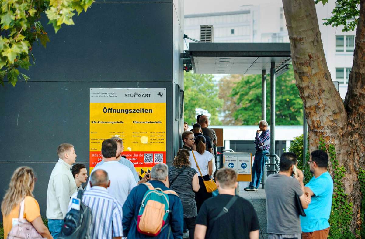 Schlange stehen vor der Stuttgarter Zulassungsstelle: Diese Erfahrung machen viele Bürger Foto: Lichtgut/Leif Piechowski