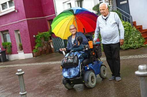 Barrieren in den Straßen von Neuhausen möchten Inge Ocker und Wolfgang Törpe aufspüren. Sie organisieren den Treff für Rollstuhlfahrer im Ostertagshof. Foto: Ines Rudel
