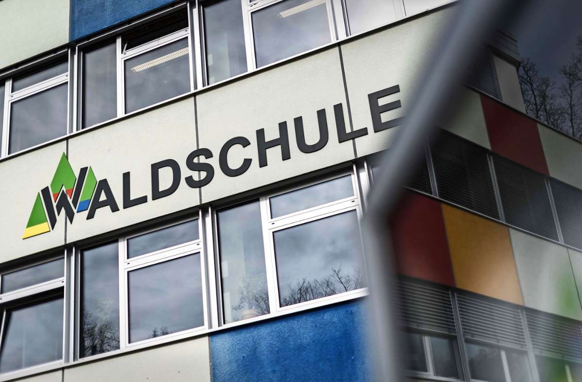 Abitur in Stuttgart  in Coronazeiten: Polizei muss Prüflinge ermahnen