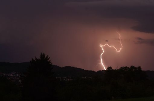 Blitze zucken über Stuttgart: In der Nacht hat es im Land teils kräftig gewittert (Archivbild). Foto: otoagentur-Stuttg/Andreas Rosar