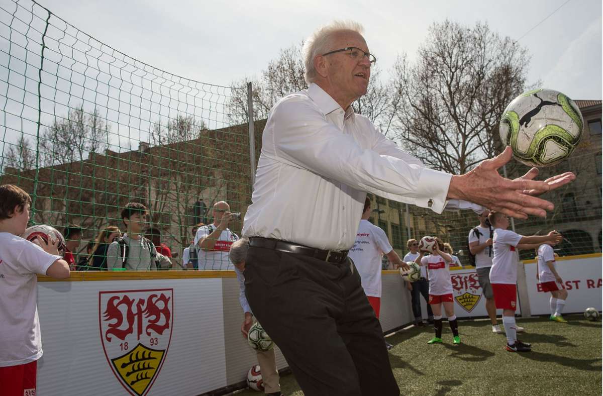 Ministerpräsident Winfried Kretschmann gratuliert dem VfB Stuttgart zum Aufstieg.