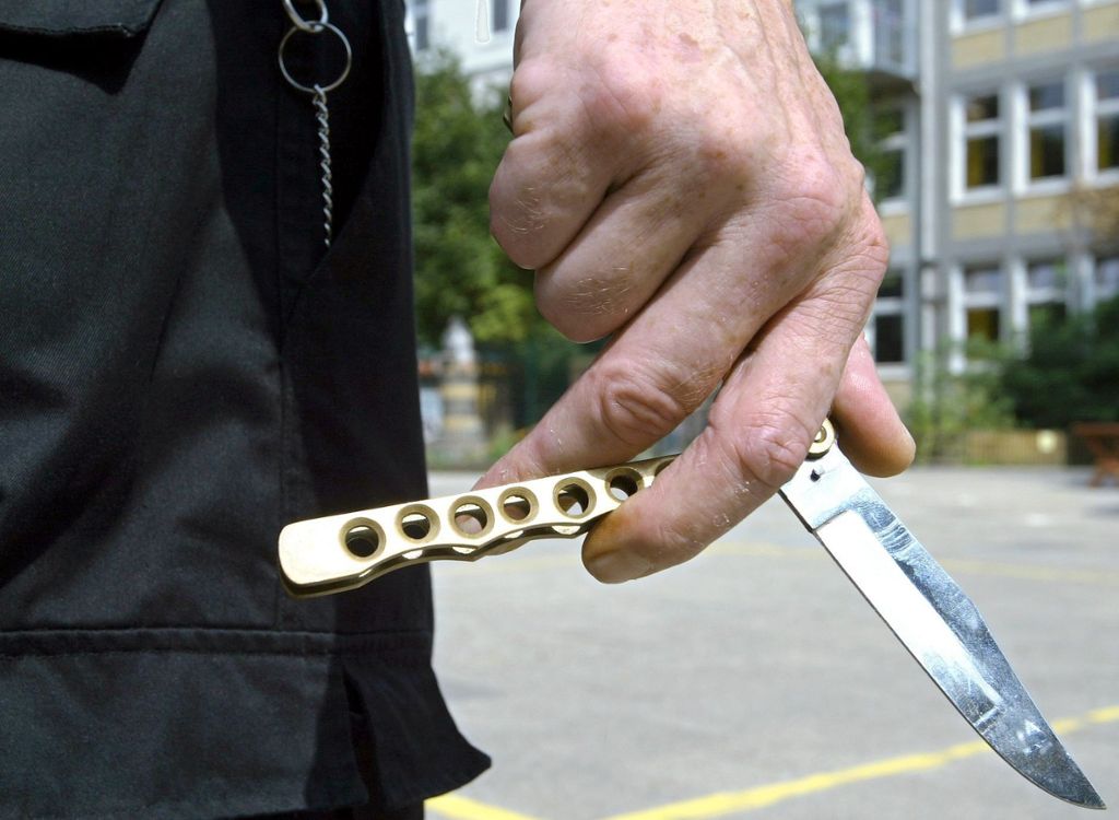 Der 37-Jährige wurde wegen einer psychischen Ausnahmesituation in eine Klinik eingeliefert: Ostfildern-Ruit: Mann bedroht Polizeibeamte mit Messer