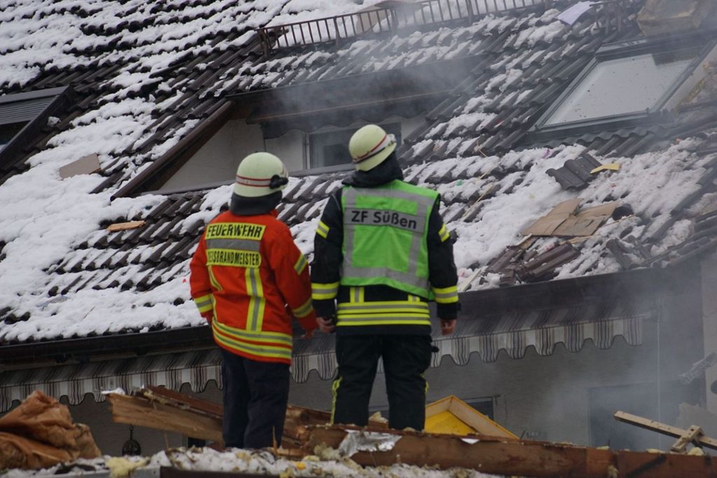 Bewohnerin wird mit schweren Verletzungen in Klinik geflogen: Explosion zerstört Reihenhaus in Donzdorf