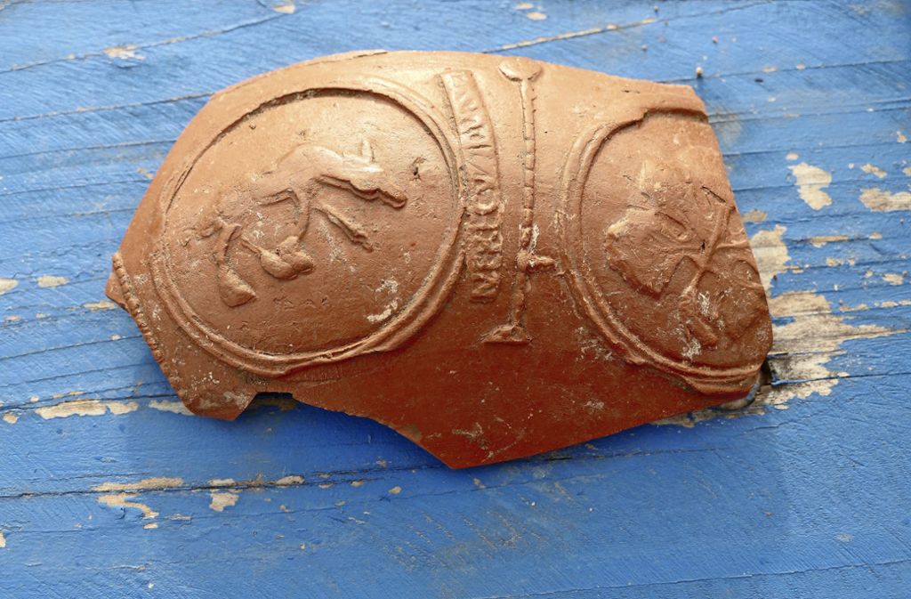 Auch eine römische Tonscherbe aus einem feinen Tischgeschirr haben Archäologen freigelegt.