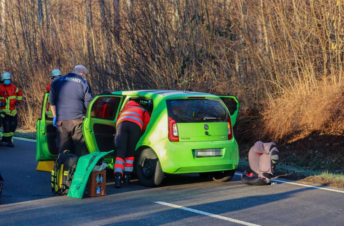 Eine Autofahrerin ist am Dienstagmorgen in Frickenhausen von ihrer Fahrbahn abgekommen und mit einem entgegenkommenden Lkw kollidiert.
