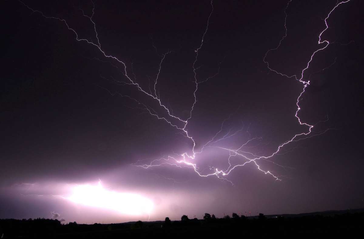 Blitz zuckt bei einem Gewitter am nächtlichen Himmel bei Ellwangen.