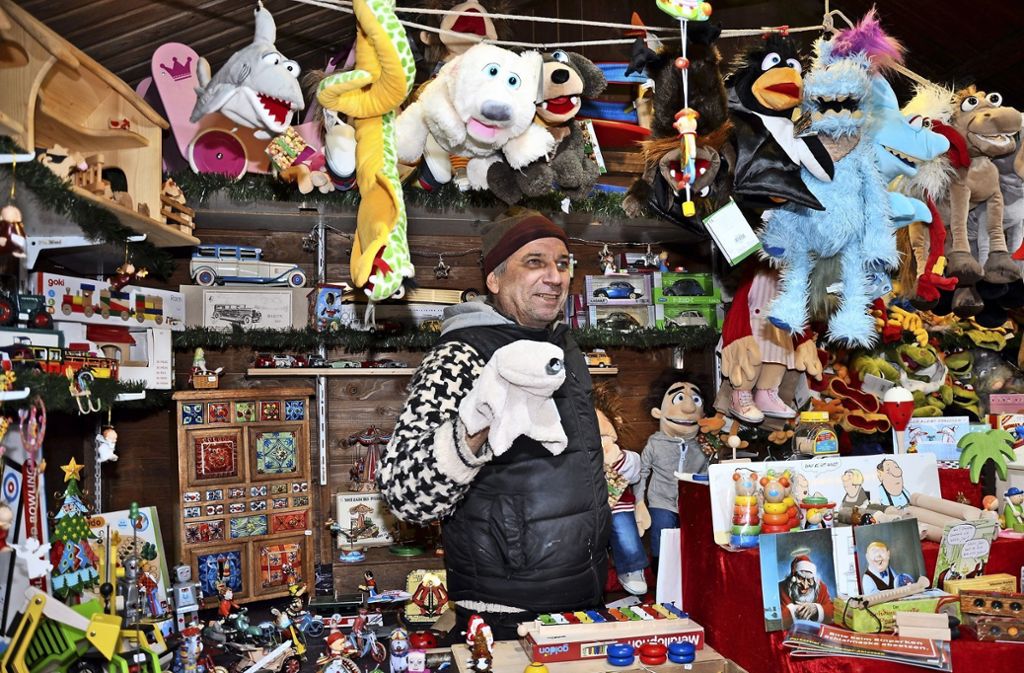 Willi Heinz kommt mit nostalgischem Spielzeug  auf den Esslinger Weihnachtsmarkt.