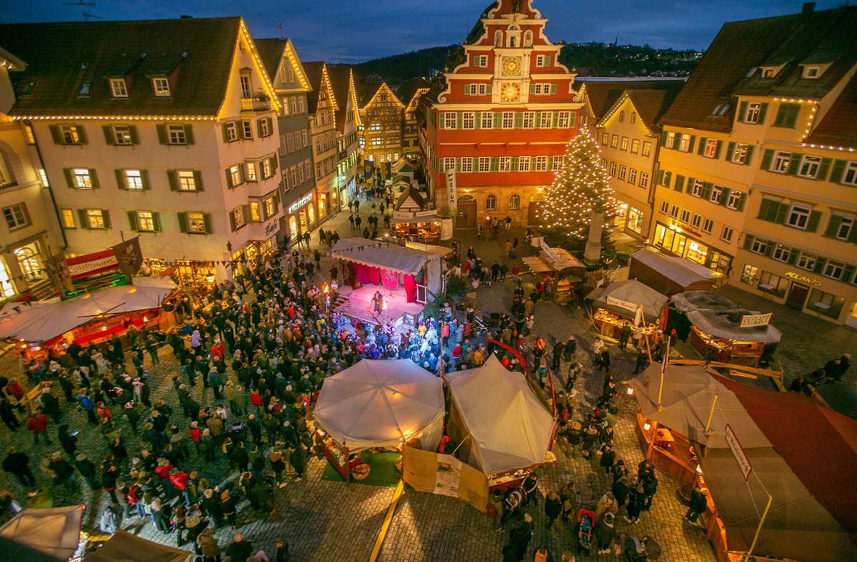 Der Esslinger Weihnachtsmarkt findet auf vielen Plätzen und in vielen Gassen statt. Hier ein Blick auf den Rathausplatz am frühen Abend.