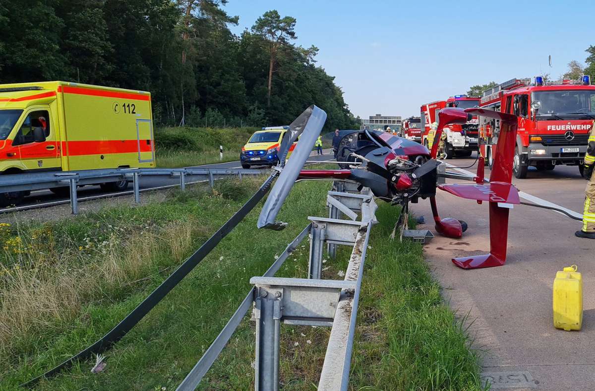 Unfall in der Nähe von Potsdam: Hubschrauber stürzt auf Autobahn beim Dreieck Nuthetal