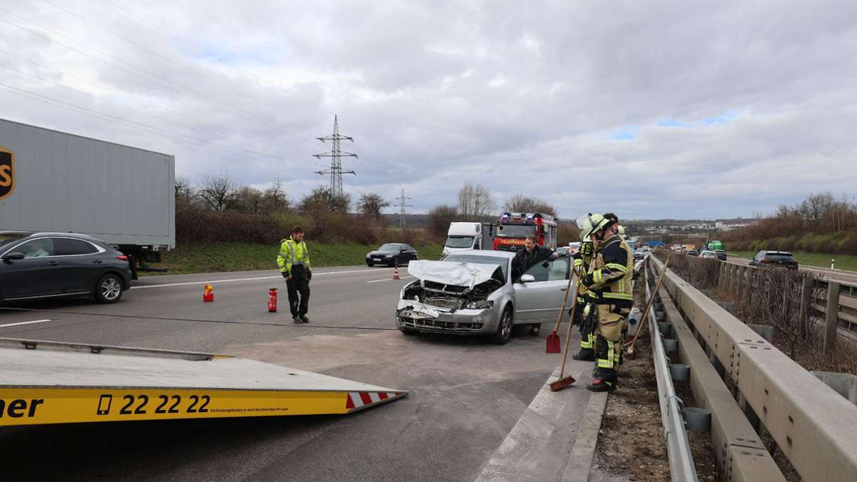 A8 bei Wendlingen: Unfall mit vier Fahrzeugen verursacht Stau auf Autobahn