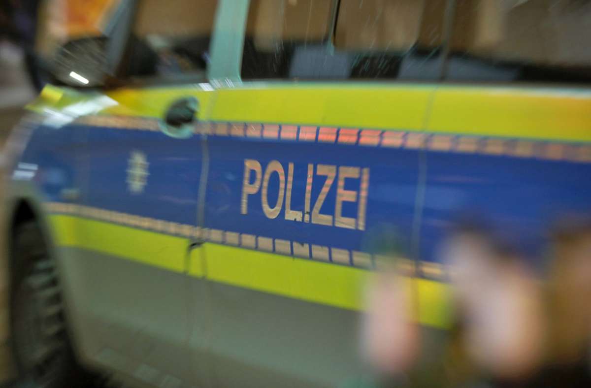 Chaosfahrt in Ostfildern: 83-Jähriger Fahrer rammt Auto, Baum und Mauer