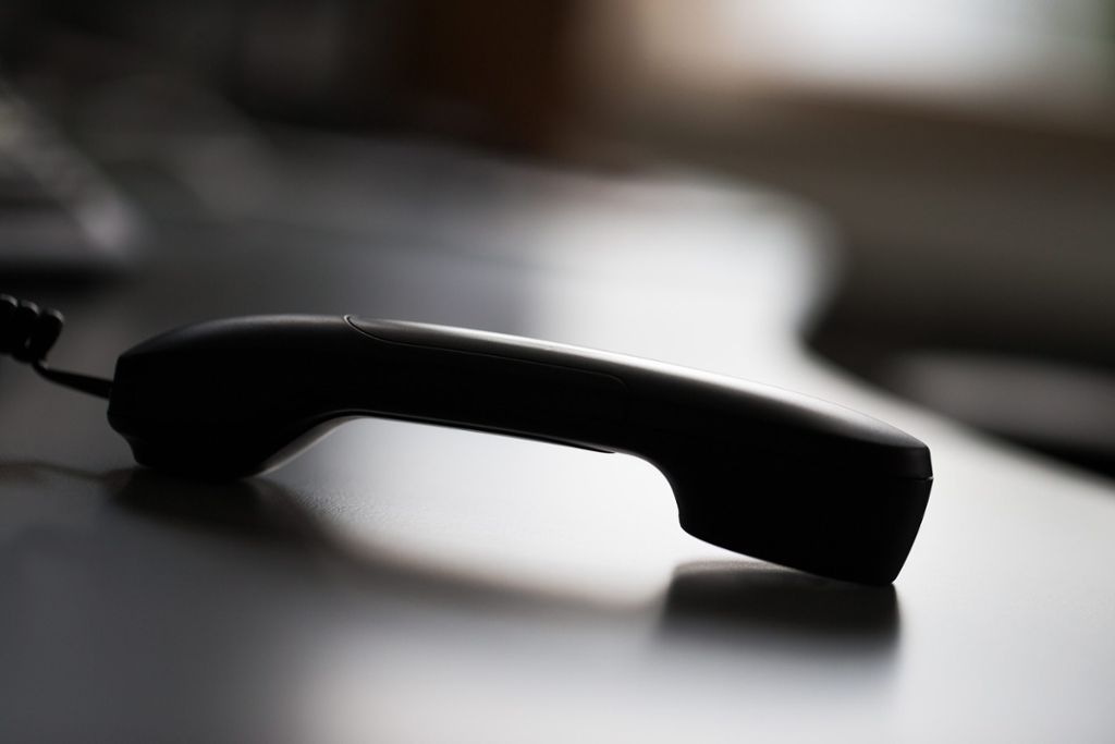 Seniorin wird Opfer von Telefonbetrügern