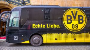 „TV total“-Crew schafft es mit Fake-Bus ins BVB-Stadion