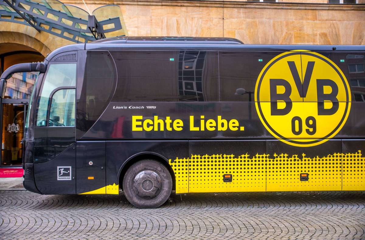 TV-Streich bei Dortmund gegen Bayern: „TV total“-Crew schafft es mit Fake-Bus ins BVB-Stadion