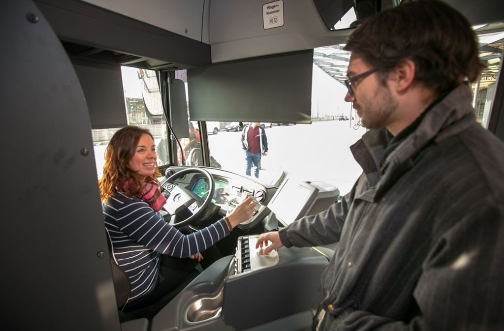 Stadt möchte mit reduzierten Fahrpreisen zum Umstieg auf Bus und Bahn ermuntern und dadurch Straßen und Klima entlasten: Stadtticket ermuntert zum Umstieg auf den Bus