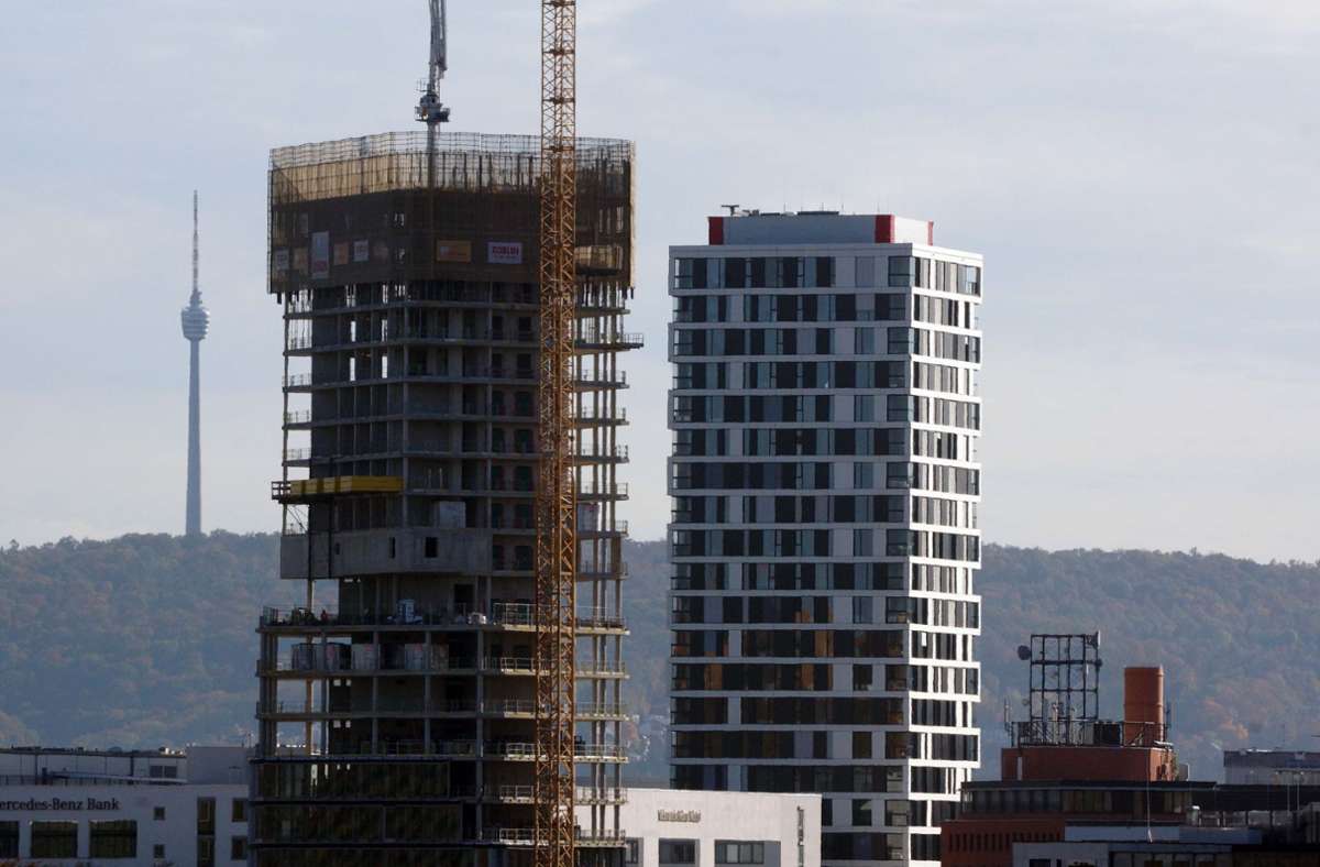 Schon ein gutes Stück höher als das „Skyline Living“: Der im Bau befindliche Porsche Design Tower am Pragsattel. Foto: Andreas Rosar/Fotoagentur-Stuttgart