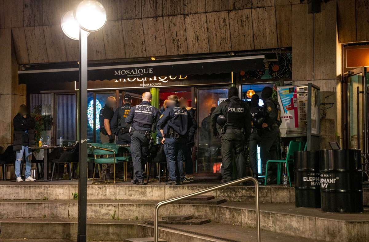 Polizisten eines taktischen Einsatzzuges und einer Beweissicherungs- und Festnahmeeinheit durchsuchen eine Shisha-Bar.