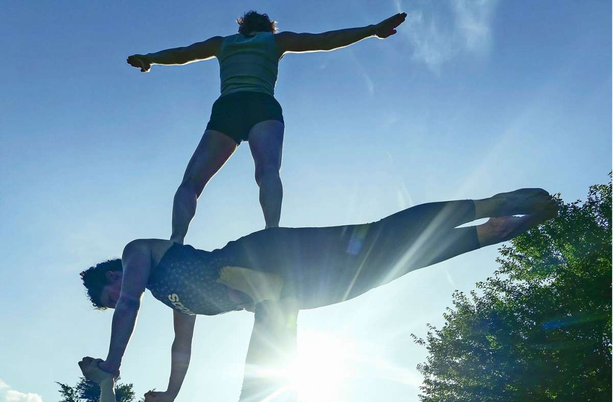 Spezieller Sportmix in Ludwigsburg: Acro-Yoga: Fliegen kann nicht schöner sein