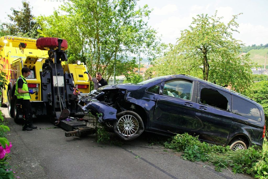 Der Vorfall ereignet sich in der Zollbergstraße in Esslingen: Auto fährt 30 Meter weit einen Abhang hinunter