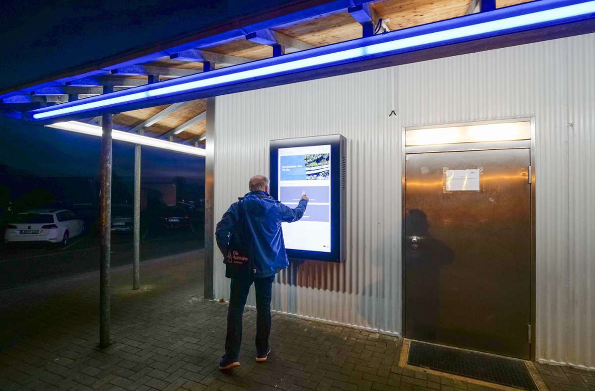 Schon von Weitem ist der horizontale blaue Lichtstreifen der WC-Anlage Höllberg sichtbar. Foto: /Simon Granville