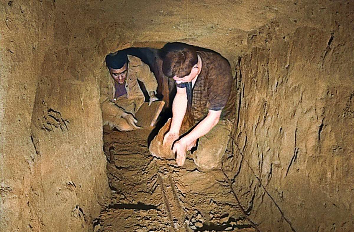 Luigi Spina (links) und ein Komplize beim Graben des Tunnels