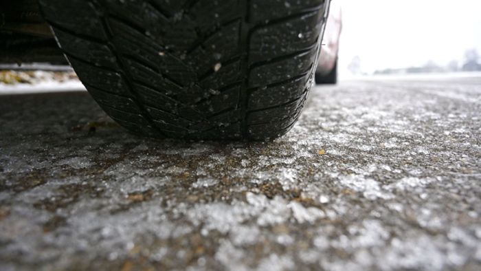 Herabfallende Eisplatten verursachen Verkehrsunfälle