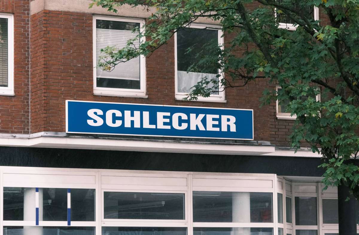 Weiss auf blauem Hintergrund – der Schriftzug der einstigen Schlecker-Märkte. Foto: imago images/Michael Gstettenbaue/r