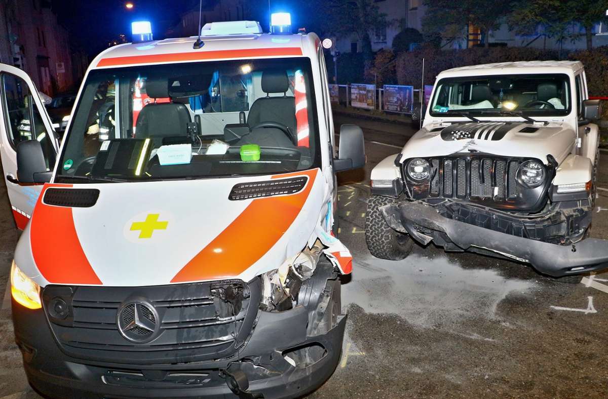 Die Fahrer des Krankenwagens und des Jeeps sind verletzt worden bei dem Unfall in Stuttgart.