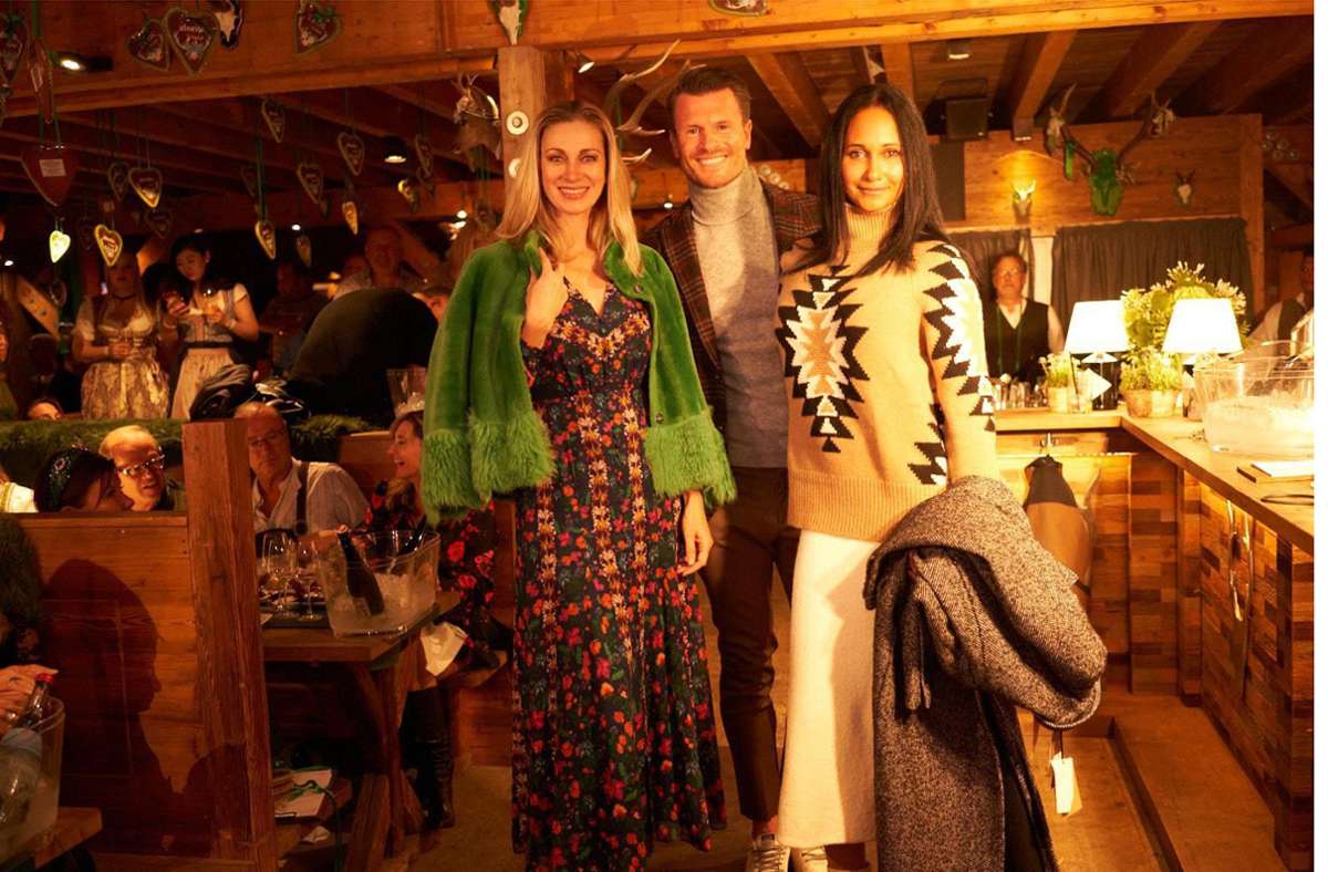 Wie macht sich schicke Kleidung an Holzbänken? Winni Klenk führt es in der Taos Lodge  im Zelt von Klaus & Klaus vor.