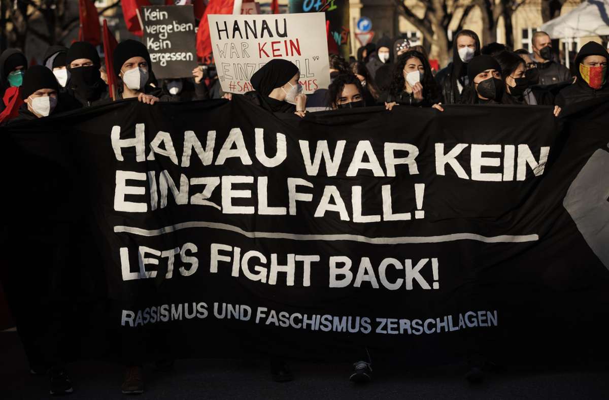 Hanau-Kundgebung in Stuttgart: Hunderte demonstrieren gegen rechten Terror