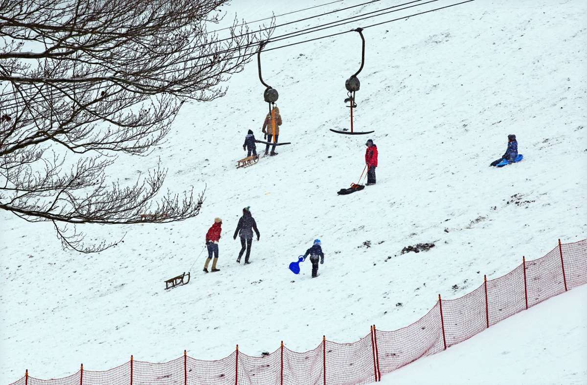 Der Skihang auf der Pfulb in Lenningen-Schopfloch ist auch bei Schlittenfahrern sehr beliebt. Foto: Ines Rudel