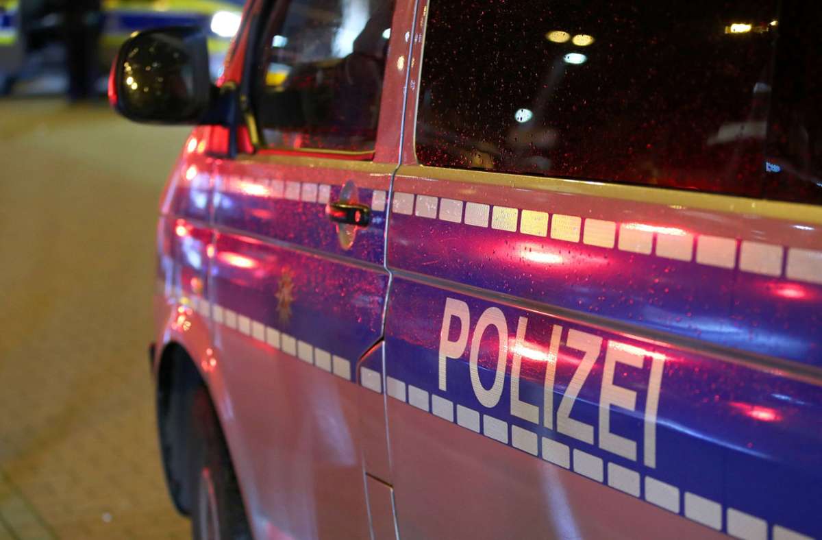 Unfall in Filderstadt: Lastwagen beschädigt zwei parkende Autos