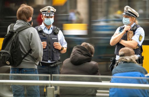 Die Maskenpflicht  wird durch die Polizei durchgesetzt – auch in Stuttgarts Bussen und Bahnen. Foto: dpa/Sebastian Gollnow