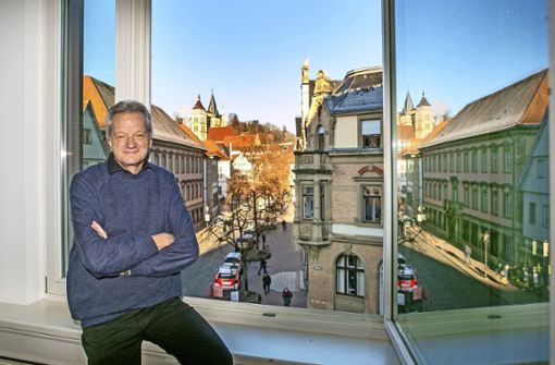Puzzeln mit  Machbarem, Jonglieren mit  Möglichkeiten, Handeln mit  Gegebenheiten: Wolfgang Ratzer vom  Stadtplanungsamt blickt vom Bürofenster auf sein Arbeitsfeld. Foto: Roberto Bulgrin