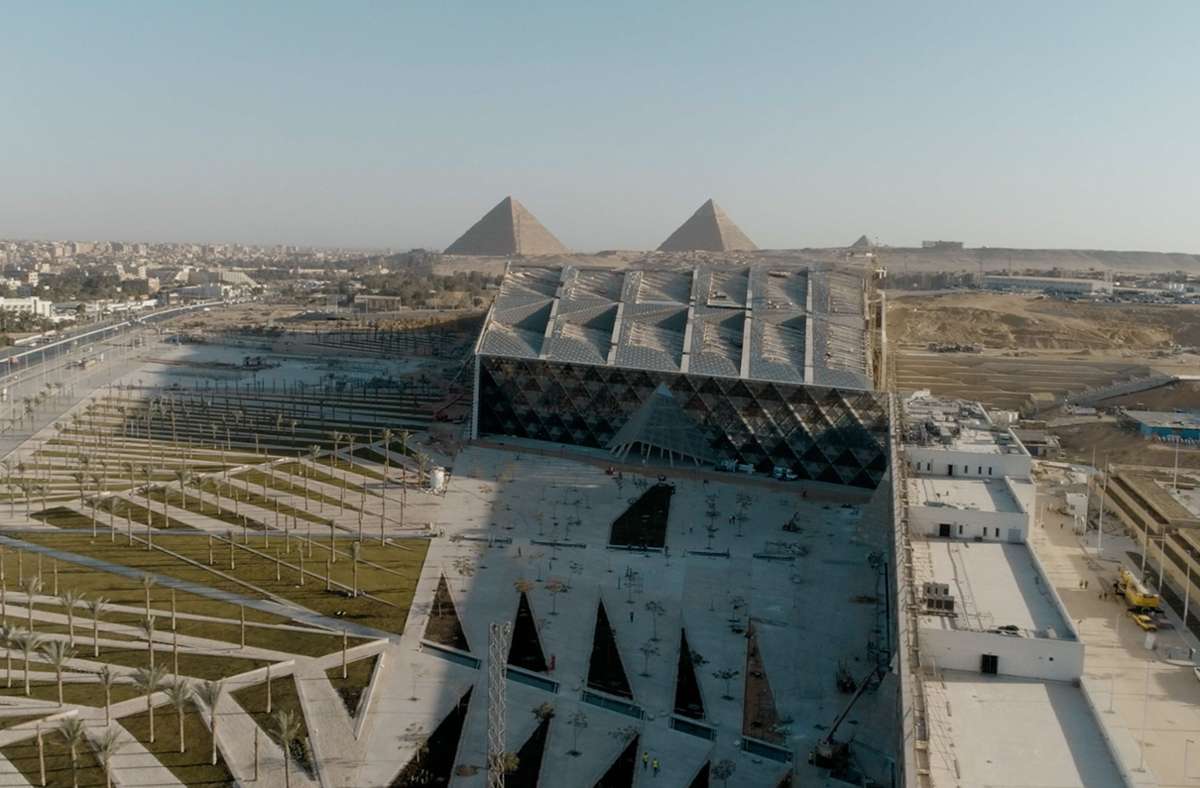Blick von oben auf das Grand Egyptian Museum mit den Pyramiden von Gizeh im Hintergrund