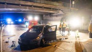 20-Jähriger fährt mit Auto von Brücke – hoher Schaden
