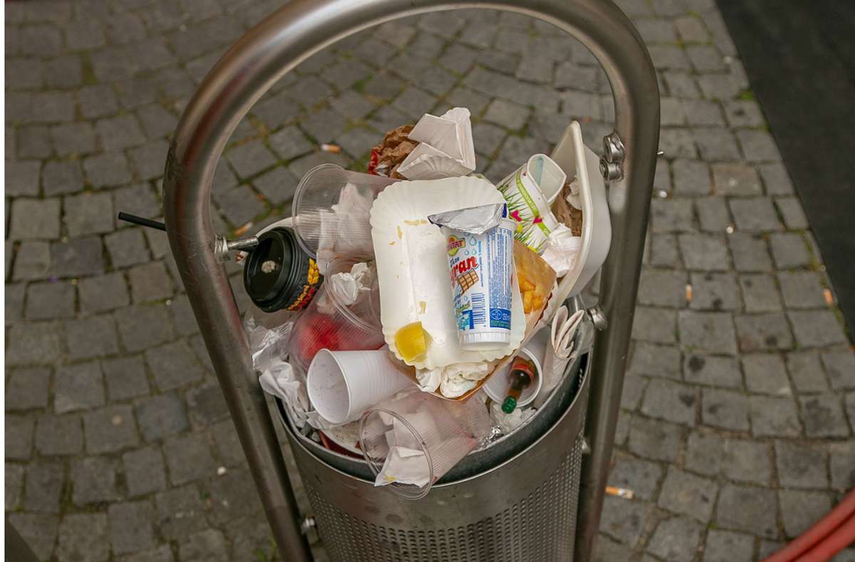 Verpackungsmüll in Esslingen: Die Stadt vertagt Debatte über Einführung einer  Verpackungssteuer
