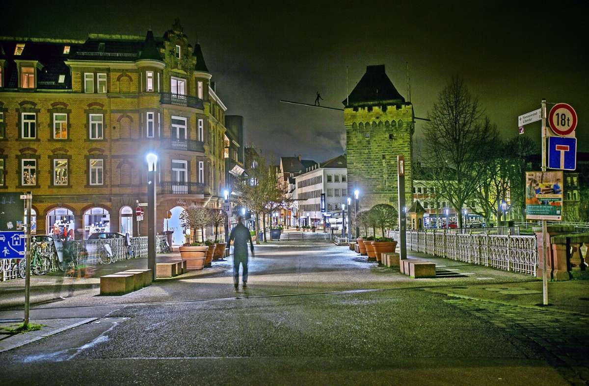 Ein paar Nachtgestalten wandern durch die verloren wirkende Fußgängerzone. Foto: Roberto Bulgrin