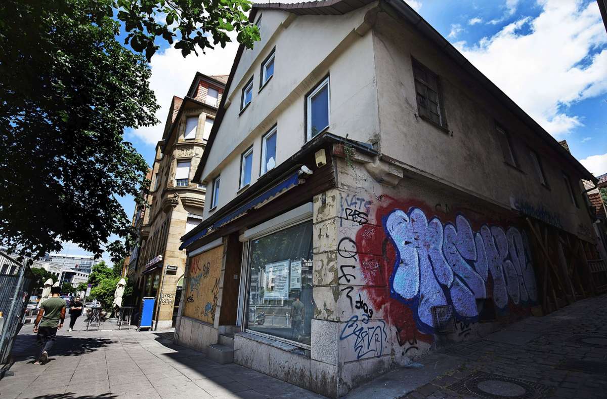 Aktuell ist alles noch marode und geschlossen, es soll aber wieder schön werden: Das Alte Armenhaus in der Hauptstätter Straße 49 in Stuttgart.