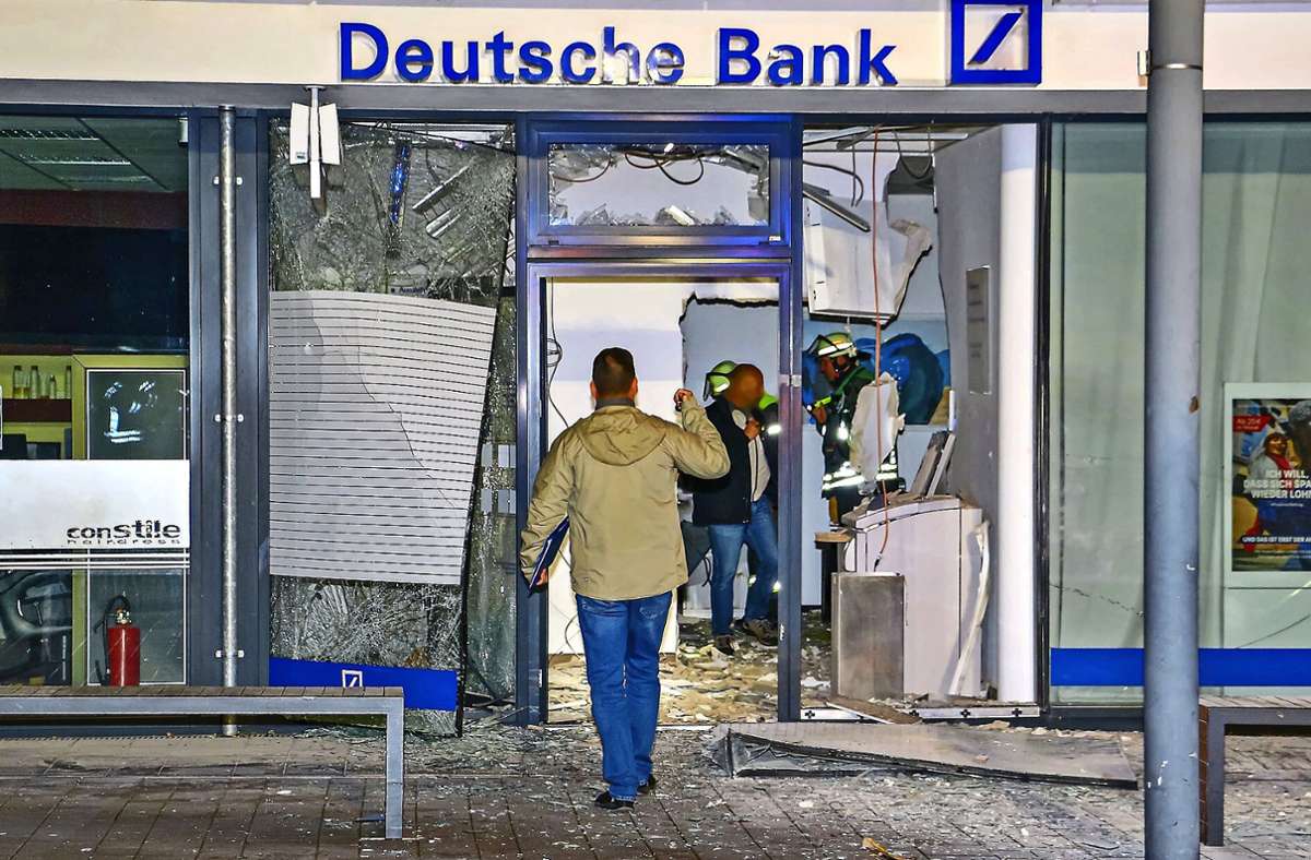 Die Täter hinterlassen ein echtes Chaos in der Deutsche-Bank-Filiale in Gerlingen. Es ist jedoch nicht die erste Automatensprengung dieser Art.. Foto: KS-Images.de/Karsten Schmalz