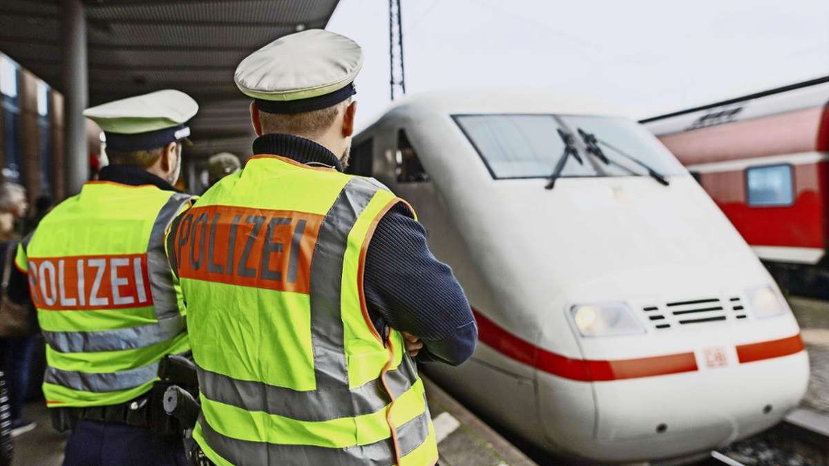 Vorfall im ICE von Ulm nach Stuttgart: 27-Jähriger bedroht Frau mit Fäusten