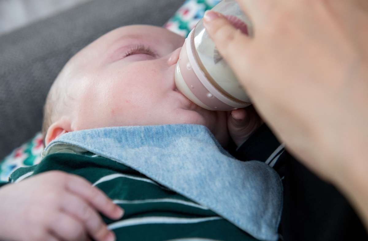 Babyflaschen aus Kunststoff: Flaschen-Babys nehmen täglich ein bis zwei Millionen Mikropartikel auf