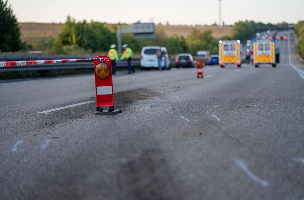 A81 bei Mundelsheim: Sekundenschlaf? –  Beifahrer und Mädchen bei Unfall verletzt