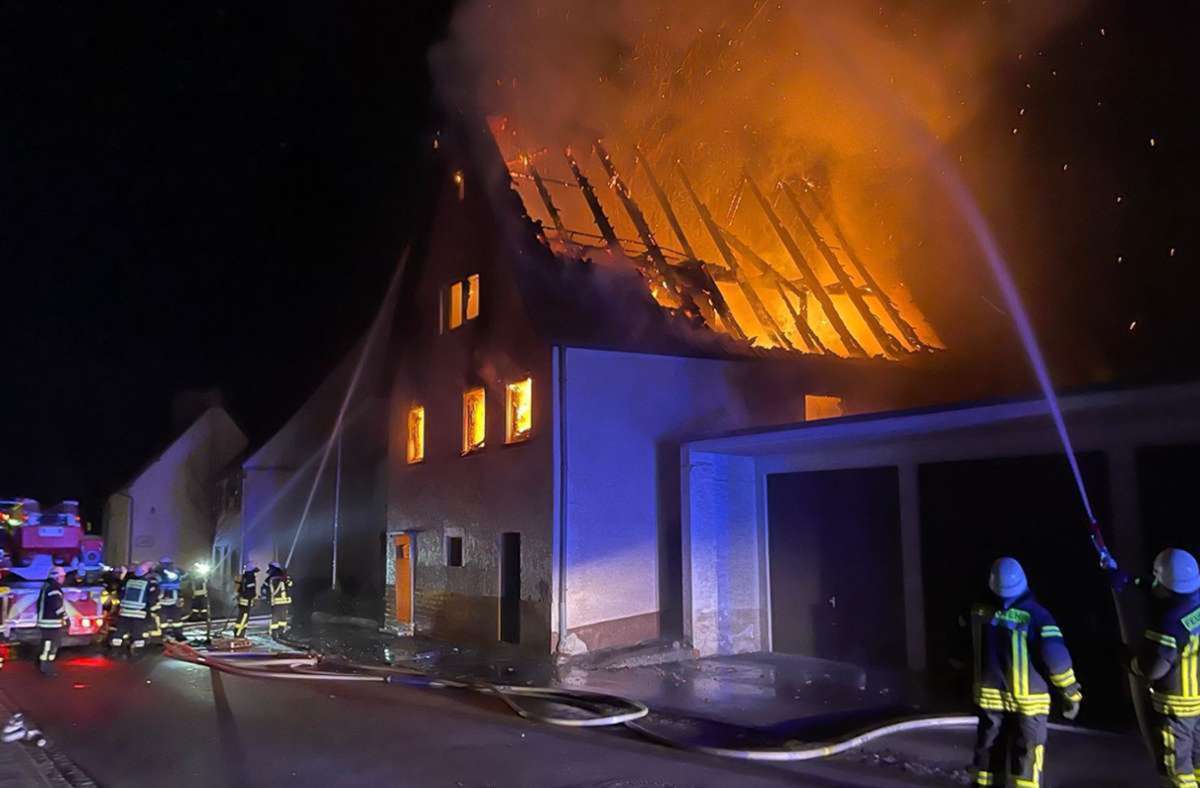 Die Feuerwehr musste das brennende Gebäude in einem dicht besiedelten Gebiet löschen. Foto: Feuerwehr Horb am Neckar